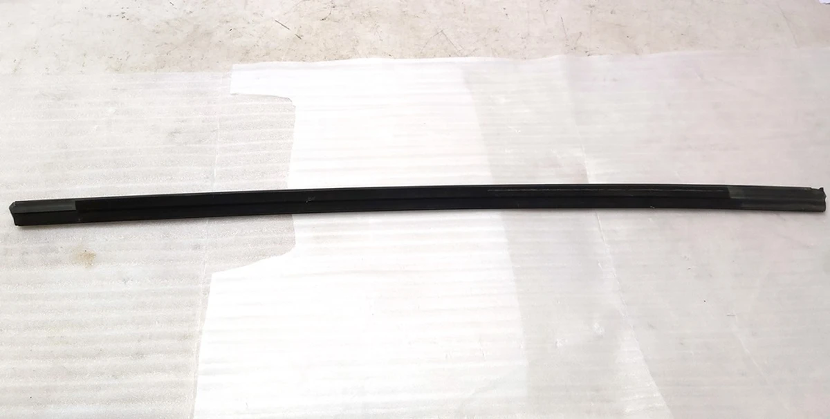 2 Молдинг зовнішній двері задньої лівої хром із пошкодженням Tesla model 3 1080745-99-G