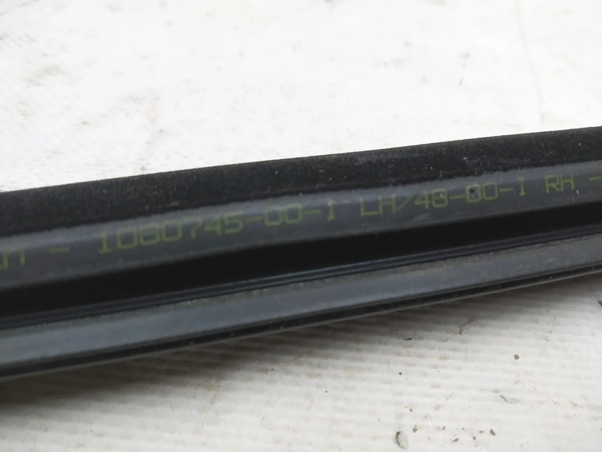 2 Молдинг зовнішній двері задньої правої BLACK Tesla model 3 1080748-99-G