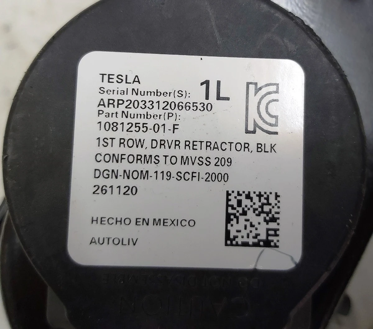 1 Ремінь безпеки передній лівий водій (під відновлення) Tesla model 3 1081255-01-E