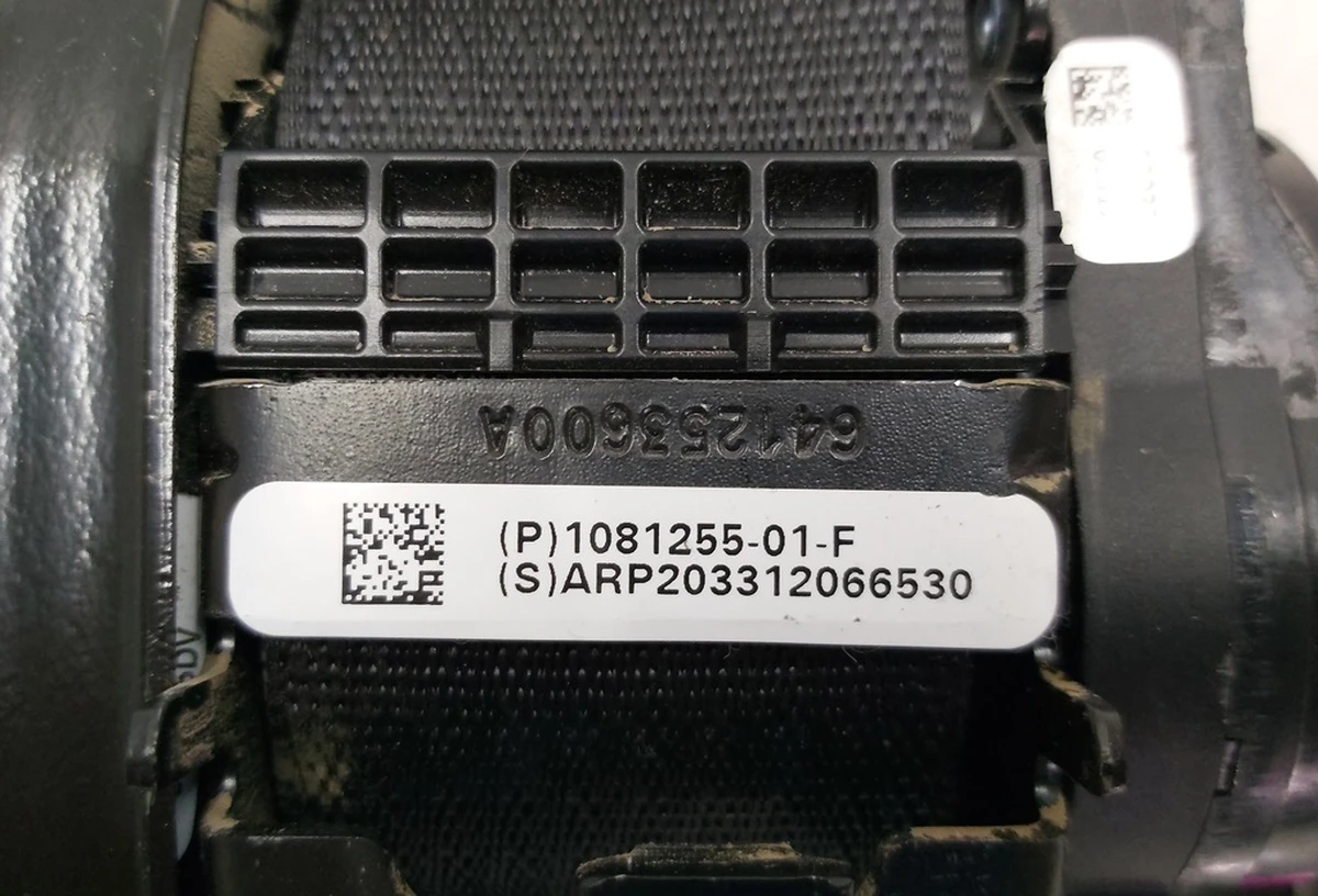 1 Ремінь безпеки передній лівий водій (під відновлення) Tesla model 3 1081255-01-E