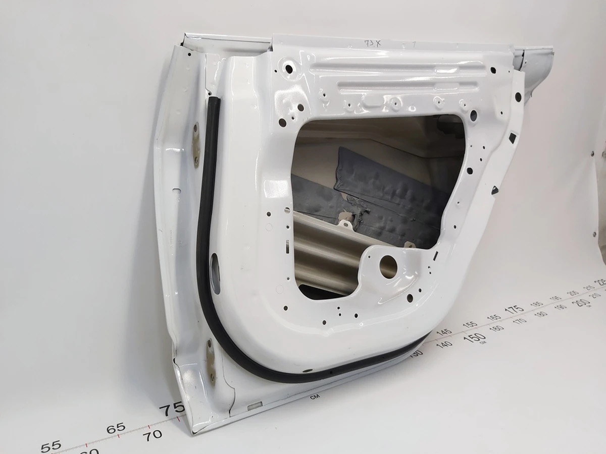 9 Двері задні права (метал) PPSW у зборі з ущільнювачем (з пошкодженням) Tesla model 3 1081440-E0-C