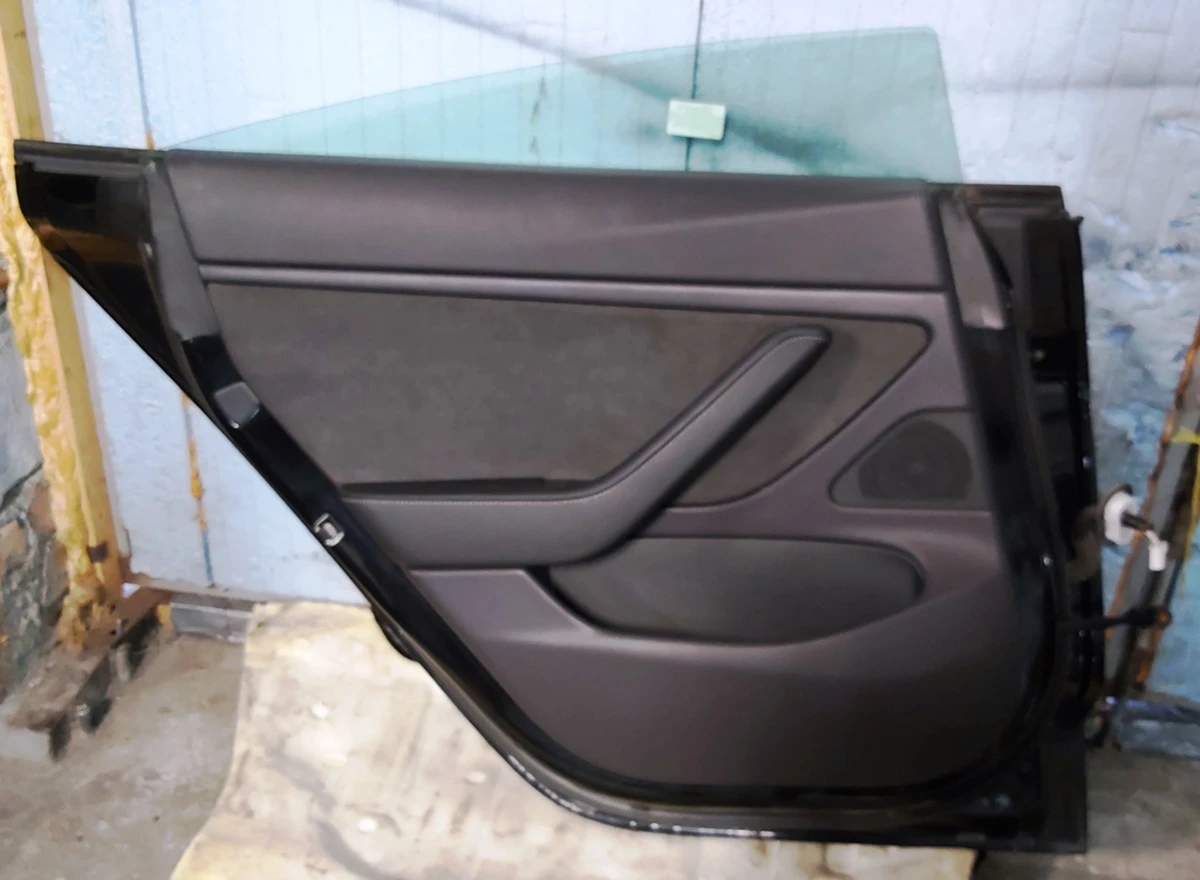 7 Дверь задняя левая в сборе PBSB Tesla model 3 1081441-E0-C