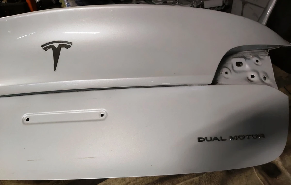 11 Крышка багажника (ляда) PEARL WHITE MULTI-COAT-PPSW в сборе с "T" и "DUAL MOTOR" Tesla model 3 1081460-E0-D