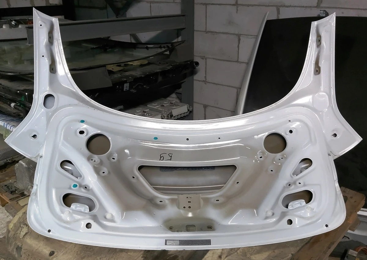 11 Крышка багажника (ляда) PEARL WHITE MULTI-COAT-PPSW в сборе с "T" и "DUAL MOTOR" Tesla model 3 1081460-E0-D