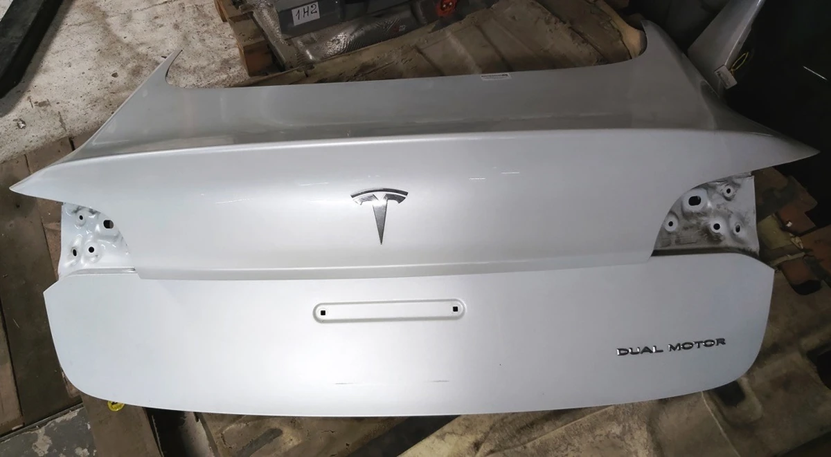 11 Крышка багажника (ляда) PEARL WHITE MULTI-COAT-PPSW в сборе с "T" и "DUAL MOTOR" Tesla model 3 1081460-E0-D