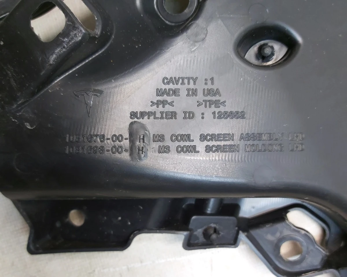 1 Подкапотная накладка стеклоочистителей с повреждением Tesla model 3 1081676-00-G