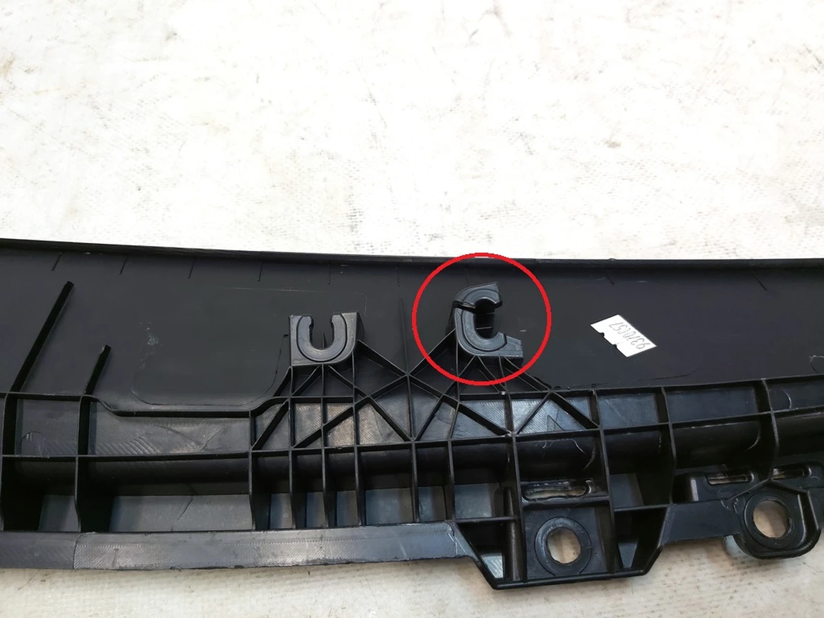 1 Подкапотная накладка стеклоочистителей с повреждением Tesla model 3 1081676-00-G