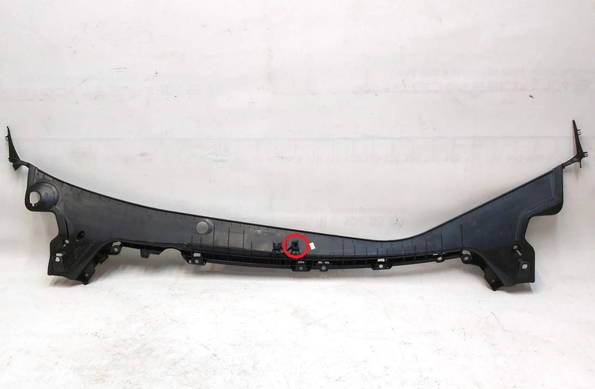 1 Подкапотная накладка стеклоочистителей с повреждением Tesla model 3 1081676-00-G