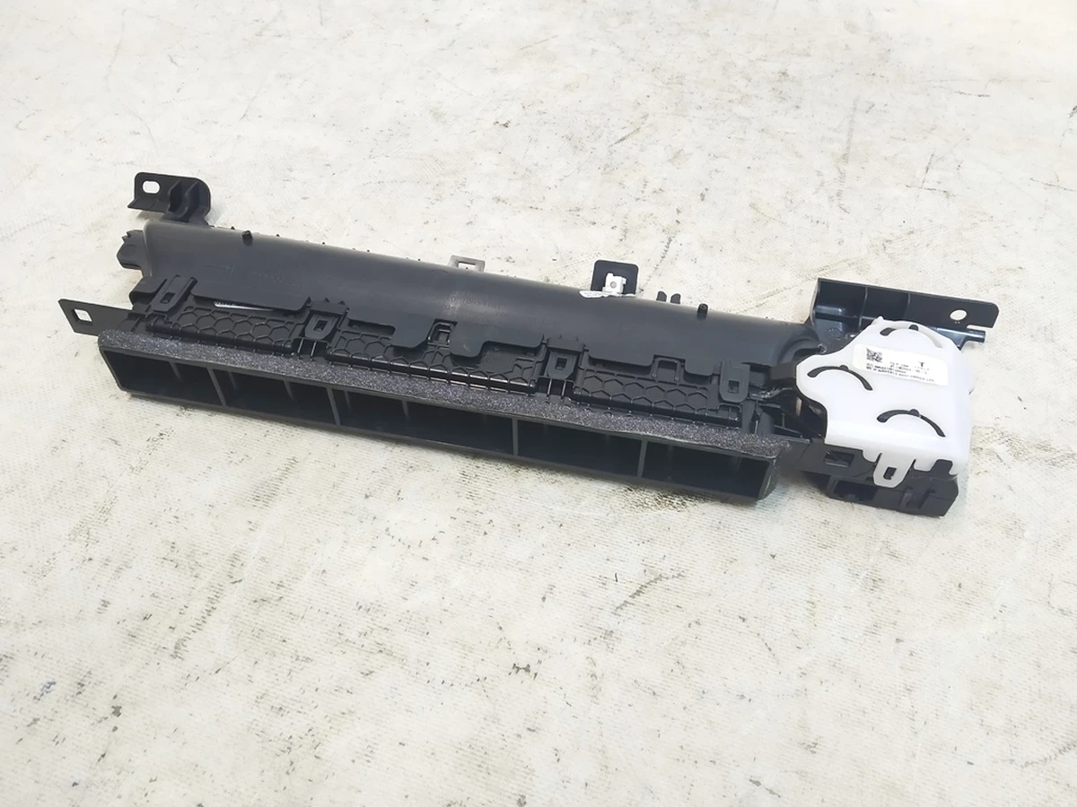 1 Повітропровід центральної панелі водійський у зборі з електродвигуном Tesla model 3, model Y 1083320-00-G