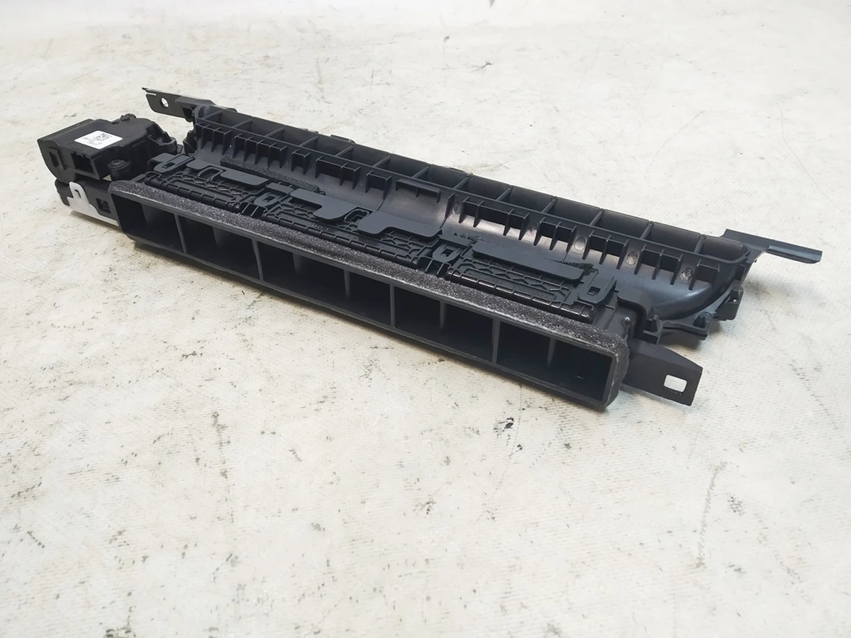 1 Повітропровід центральної панелі водійський у зборі з електродвигуном Tesla model 3, model Y 1083320-00-G