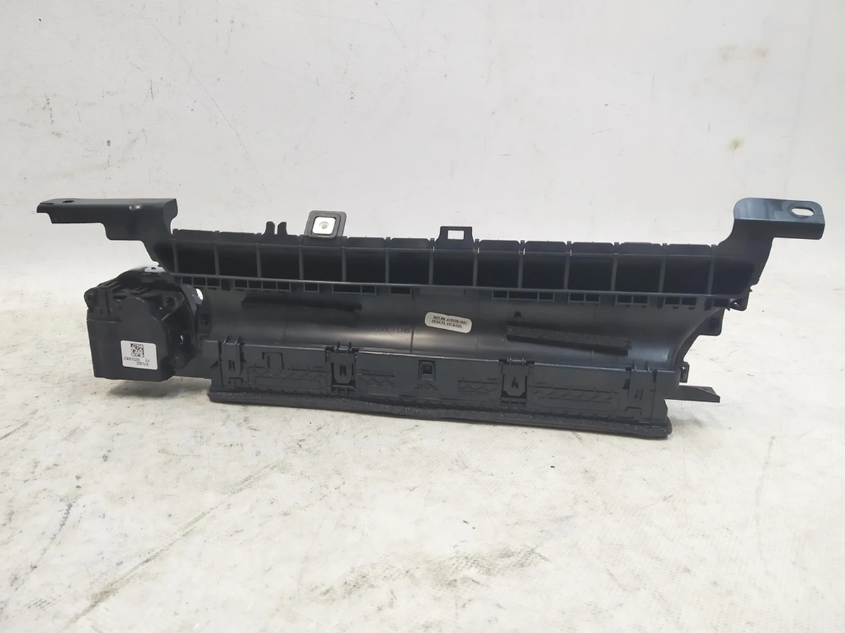 1 Повітропровід центральної панелі водійський у зборі з електродвигуном Tesla model 3, model Y 1083320-00-G