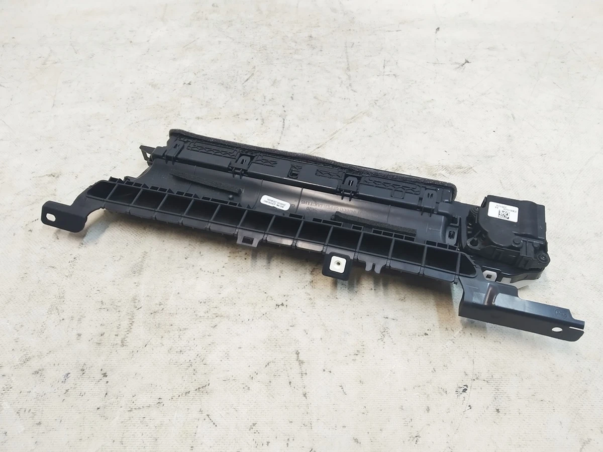 1 Повітропровід центральної панелі водійський у зборі з електродвигуном Tesla model 3, model Y 1083320-00-G