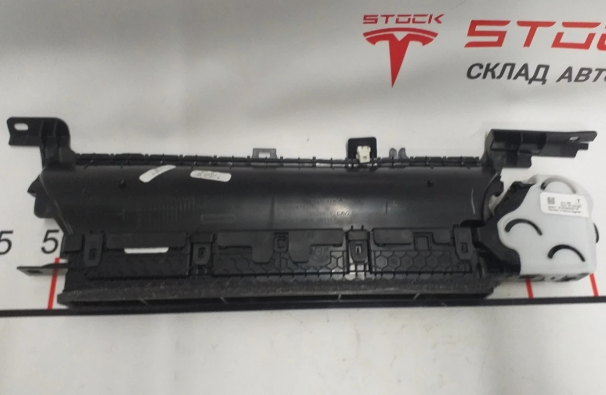 1 Повітропровід центральної панелі водійський в зборі з електродвигуном Tesla model 3, model Y 1083320-00-F