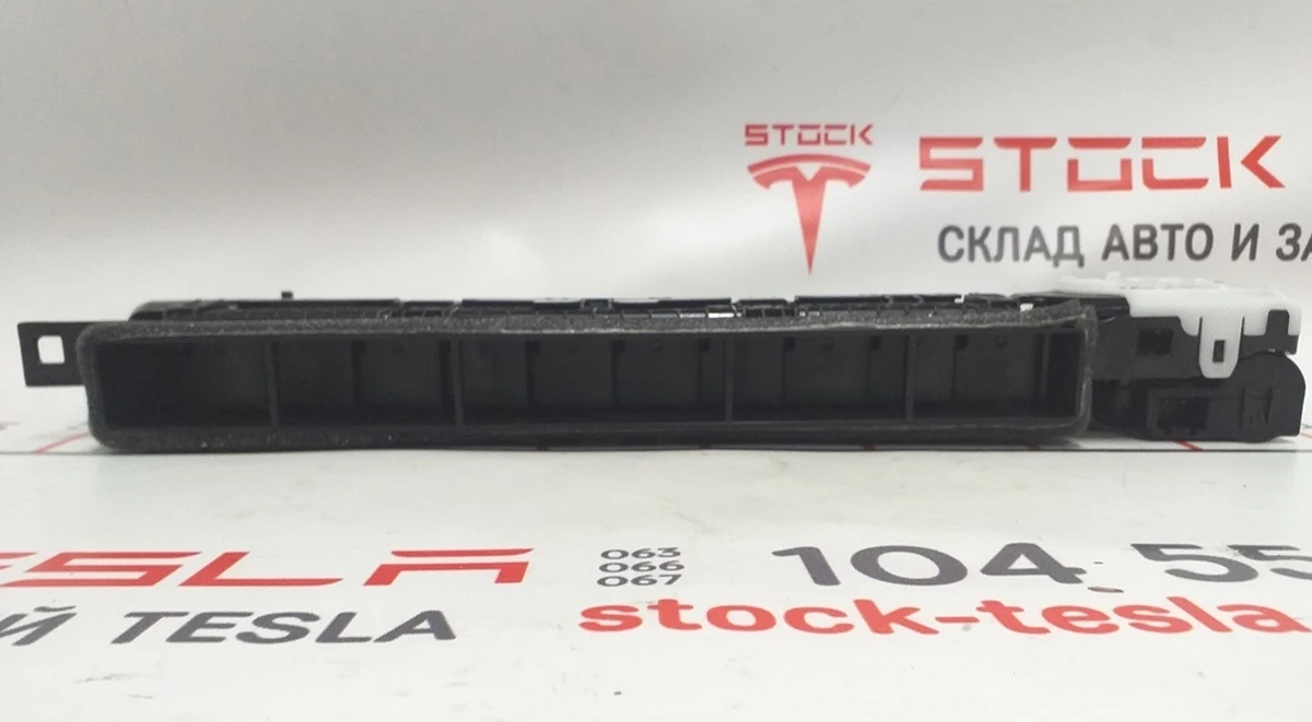 1 Повітропровід центральної панелі водійський в зборі з електродвигуном Tesla model 3, model Y 1083320-00-F