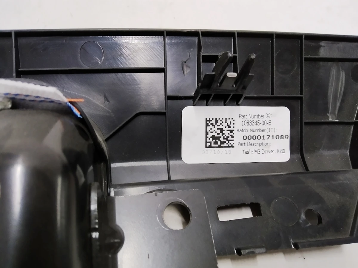 9 Tesla model 3 driver knee airbag panel 1083345-00-E