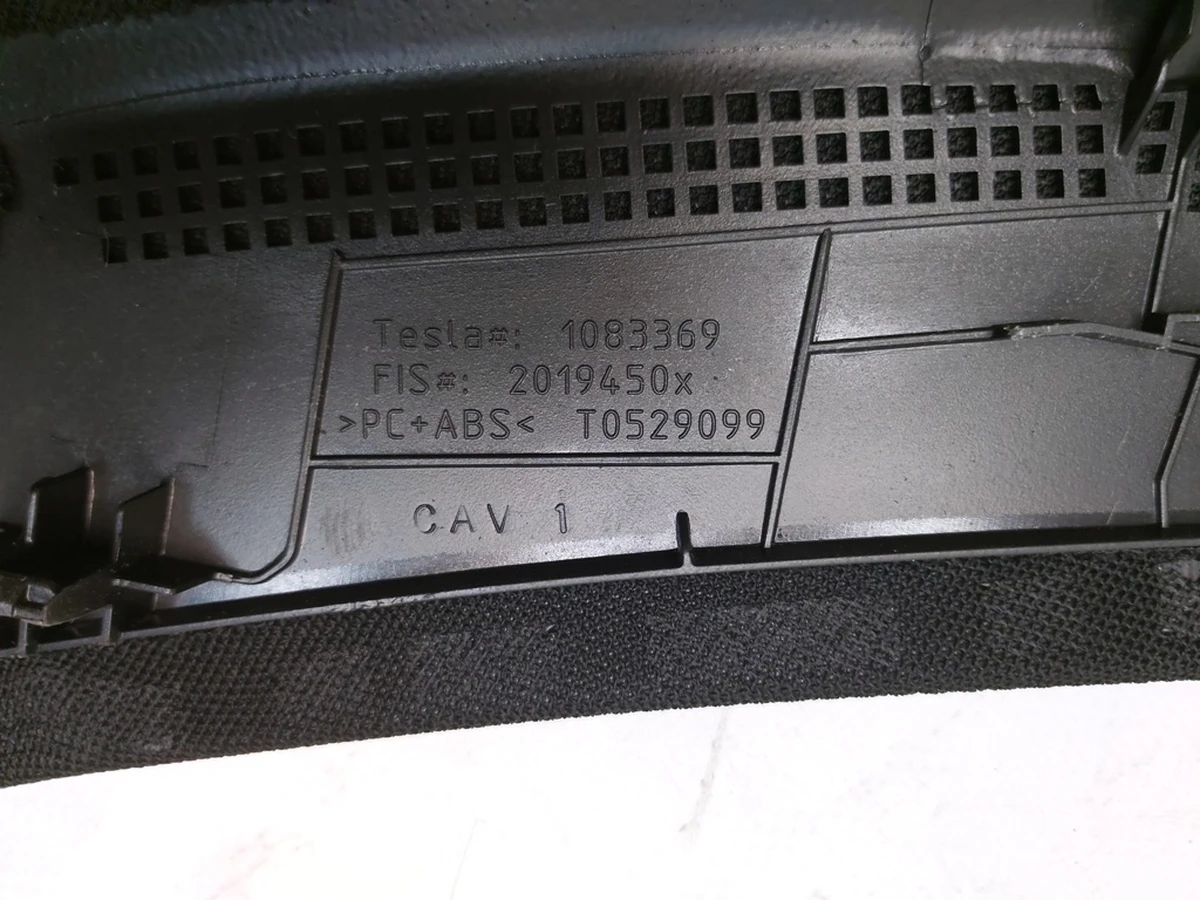 2 Панель крепления дефлекторов обдува лобового стекла (сплошная сеточка) Tesla Model 3, Model Y 1083390-00-I