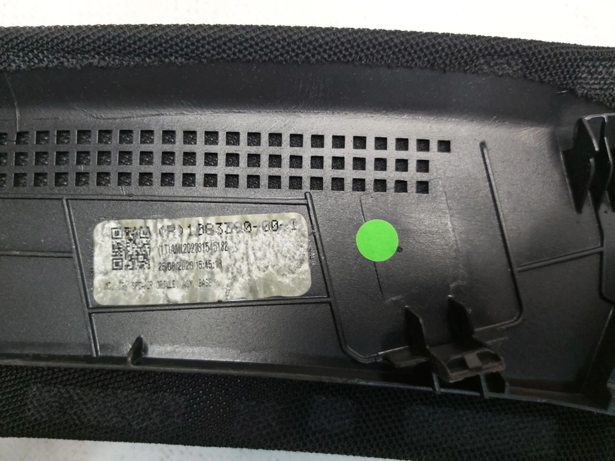 2 Панель кріплення дефлекторів обдування лобового скла (суцільна сіточка) Tesla Model 3, Model Y 1083390-00-I