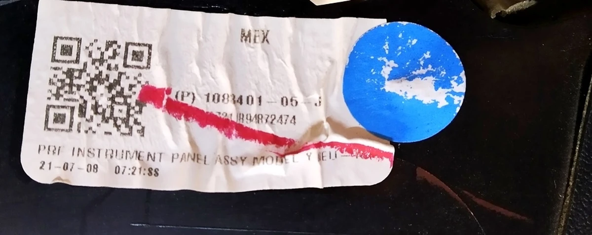 1 IP SUB ASY, BASE AND PREMIUM, PVC  damaged Tesla model 3, model Y 1083401-05-J