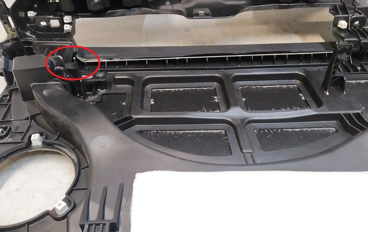 1 IP SUB ASY, BASE AND PREMIUM, PVC  damaged Tesla model 3, model Y 1083401-05-J