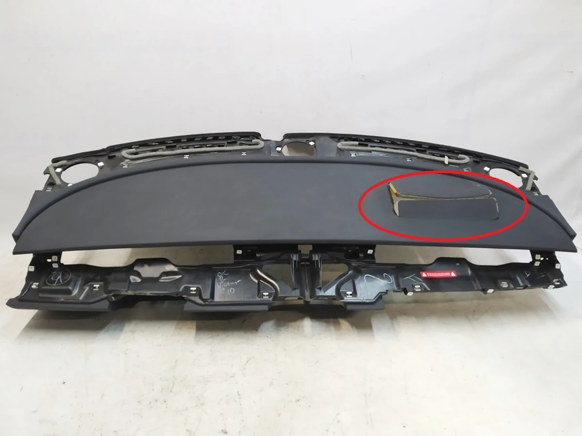 1 Пластиковий каркас інструментальної панелі (торпедо) пошкоджена Tesla model Y 1083401-05-M