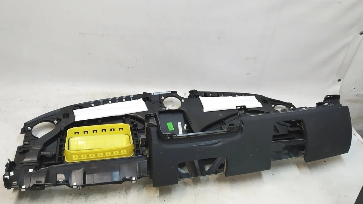 1 Пластиковий каркас інструментальної панелі (торпедо) пошкоджена Tesla model Y 1083401-05-M