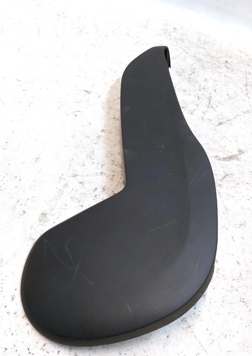 6 Накладка декоративна сидіння водія нижня права з пошкодженням Tesla model S REST, model X 1083453-00-A