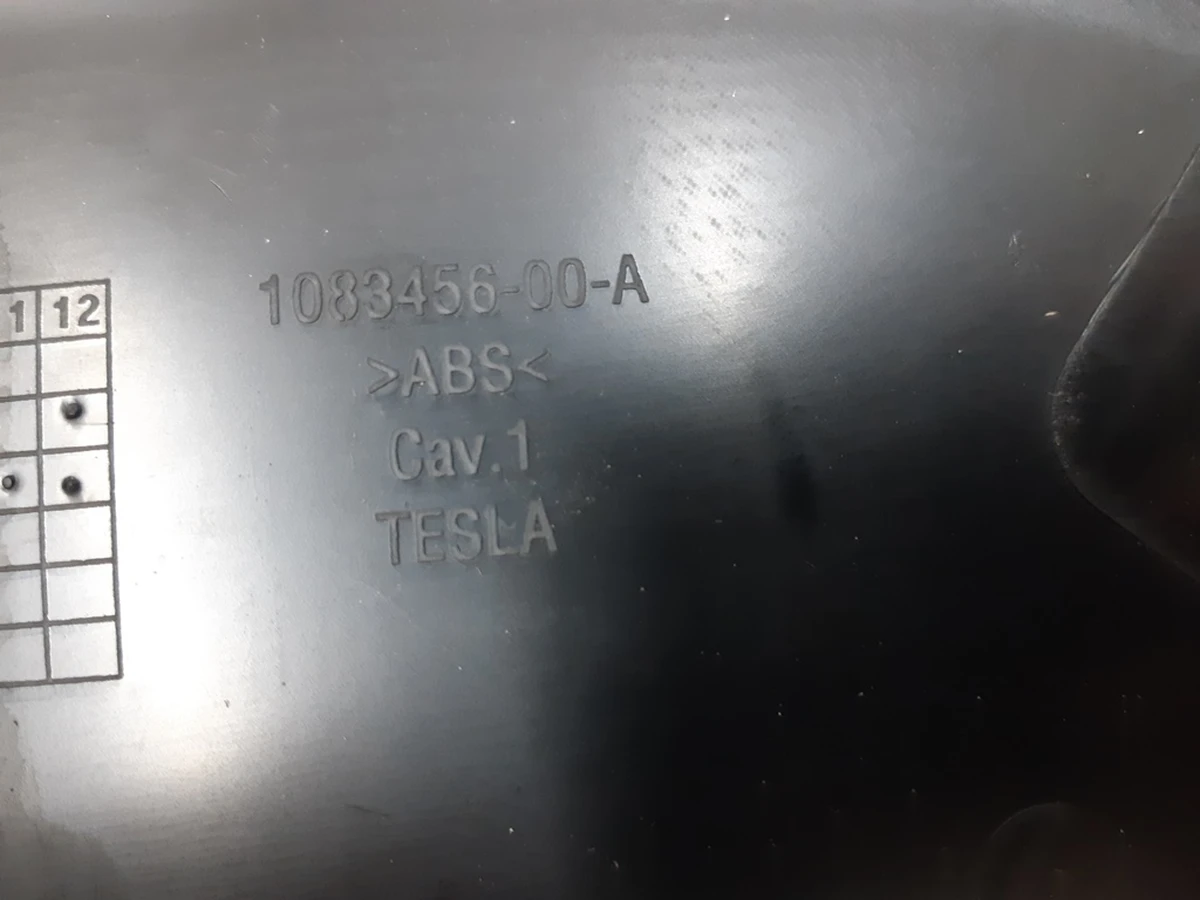 8 Накладка декоративна сидіння пасажира нижня ліва Tesla model S REST, model X 1083456-00-A