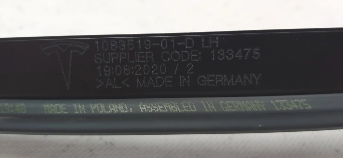 1 Молдинг кузова боковий лівий BLACK з пошкодженням Tesla model 3 1083519-01-D