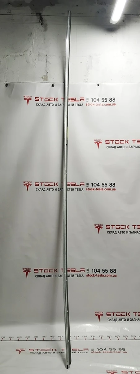 1 Молдинг кузова бічний лівий хромований метал з пошкодженням Tesla model 3 1083519-00-D