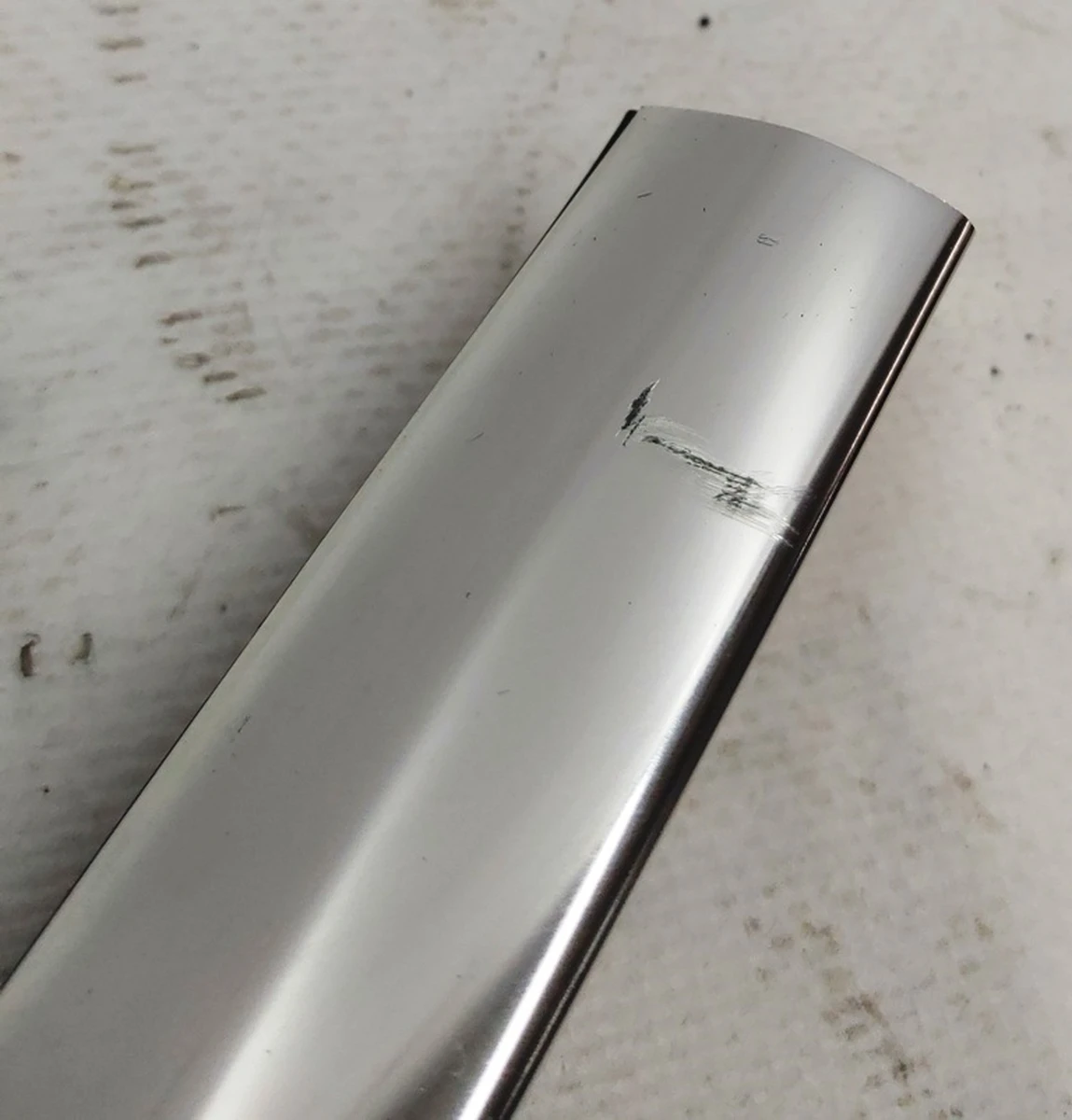 1 Молдинг кузова бічний лівий хромований метал з пошкодженням Tesla model 3 1083519-00-D