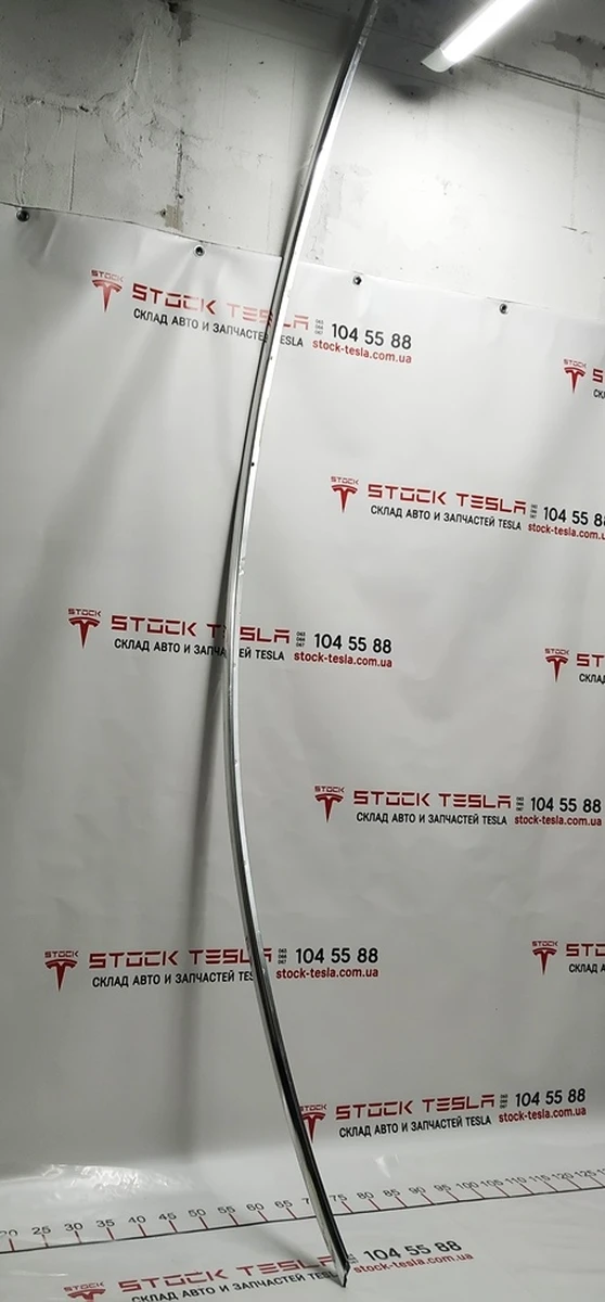1 Молдинг кузова бічний лівий хромований метал з пошкодженням Tesla model 3 1083519-00-D