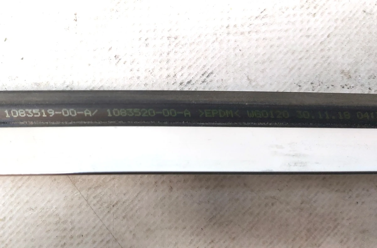 2 Молдинг кузова бічний правий хромований метал з дрібними подряпинами Tesla model 3 1083520-00-D