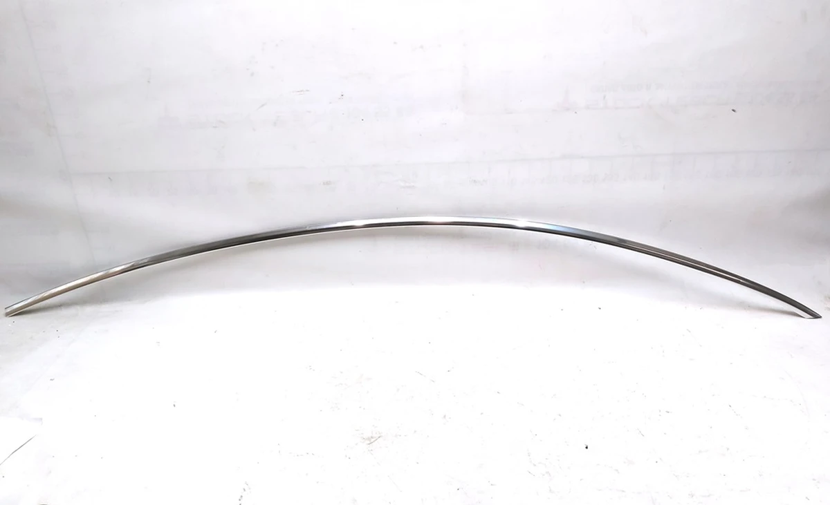 2 Молдинг кузова бічний правий хромований метал з дрібними подряпинами Tesla model 3 1083520-00-D