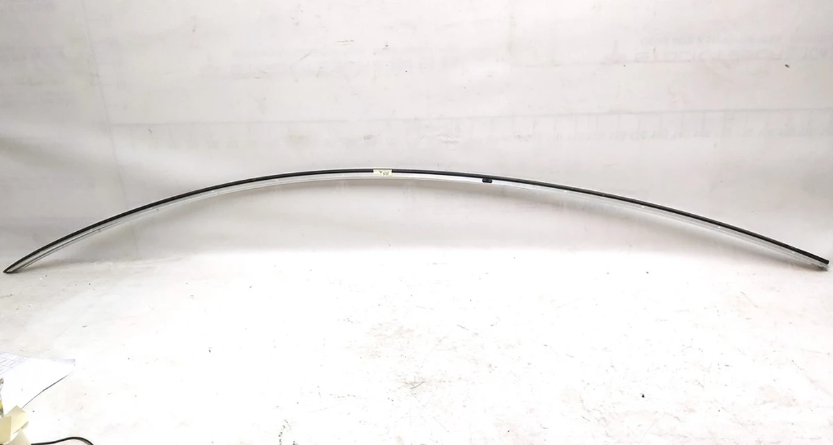 2 Молдинг кузова бічний правий хромований метал з дрібними подряпинами Tesla model 3 1083520-00-D