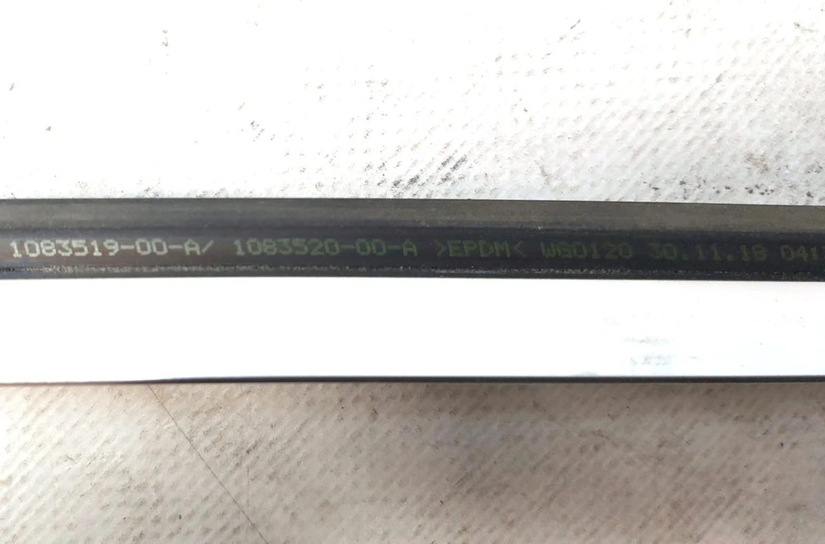 2 Молдинг кузова боковой правый хромированный металл с повреждением Tesla model 3 1083520-00-D