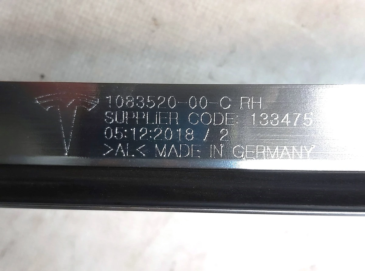 2 Молдинг кузова боковой правый хромированный металл с повреждением Tesla model 3 1083520-00-D