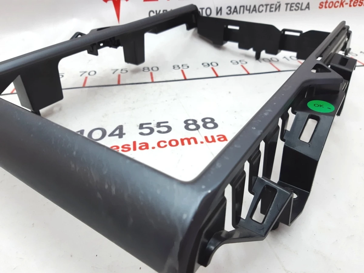 Рамка декоративная MCU (основного монитора) с повреждением Tesla model X S REST 1451809-S0-H