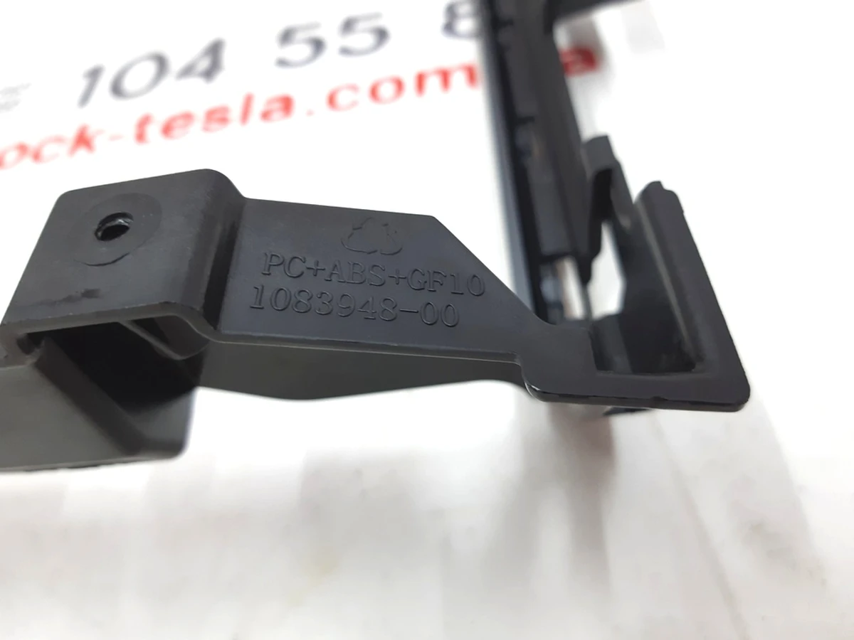 Рамка декоративная MCU (основного монитора) с повреждением Tesla model X S REST 1451809-S0-H