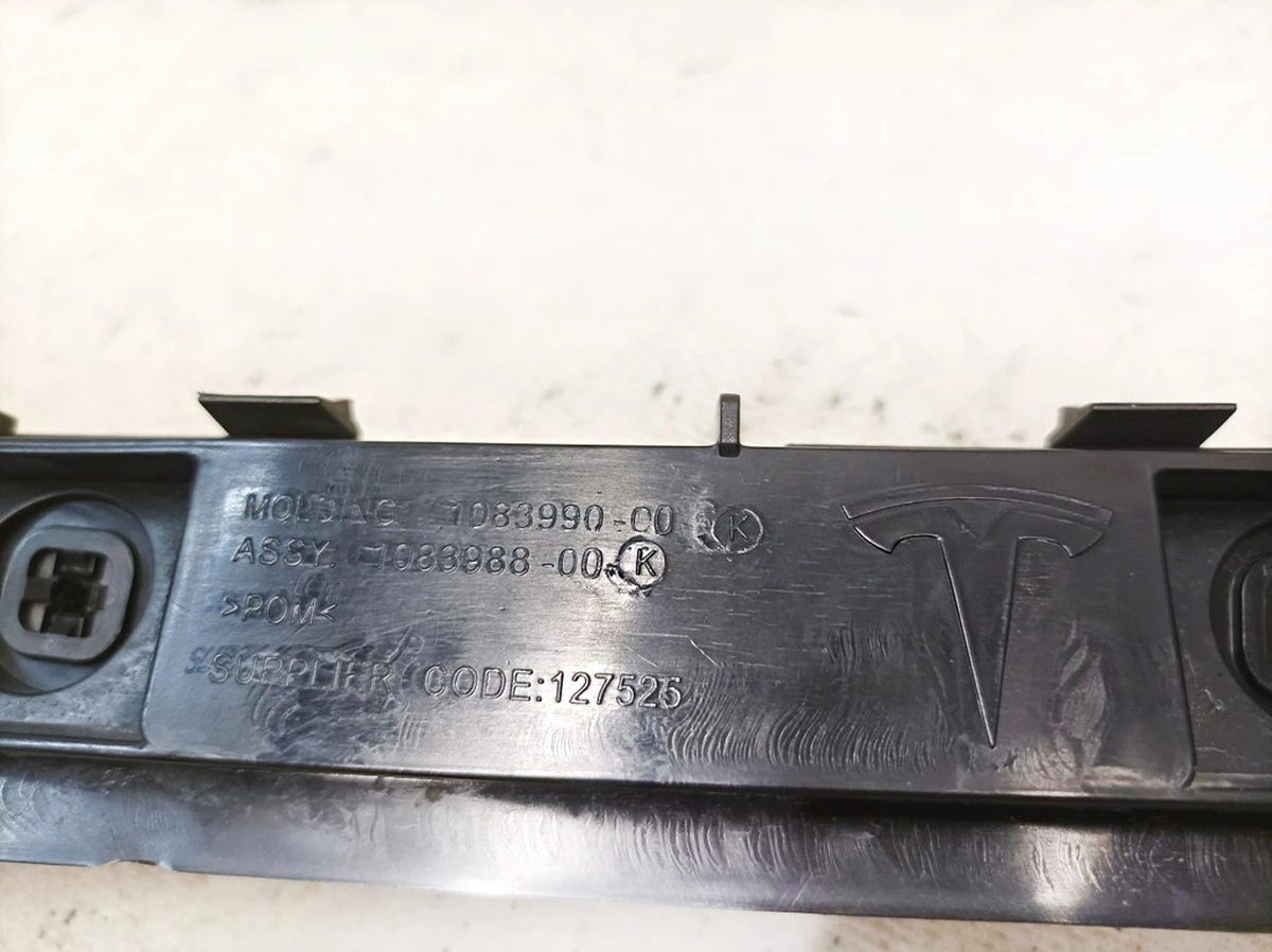 4 Кронштейн крепления заднего бампера левый с повреждением Tesla model 3 1083988-00-K