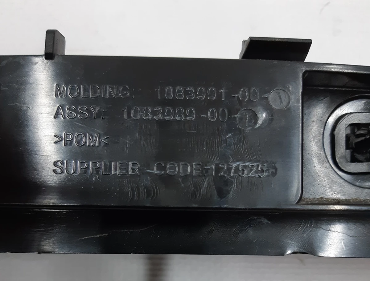 3 Кронштейн крепления заднего бампера правый NEW Tesla model 3 1083989-00-I