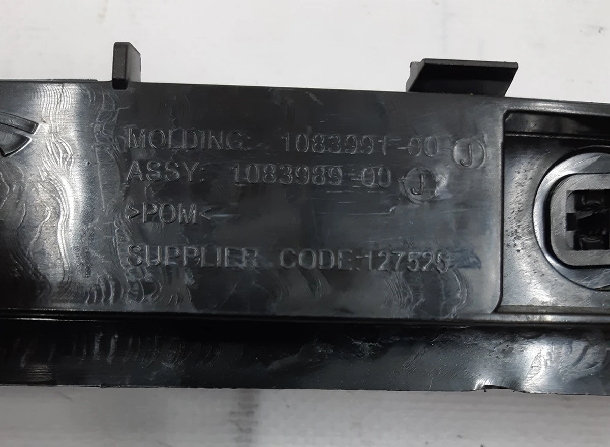 M3 Rr Wing Bracket Assy RH NEW Tesla model 3 1083989-00-I