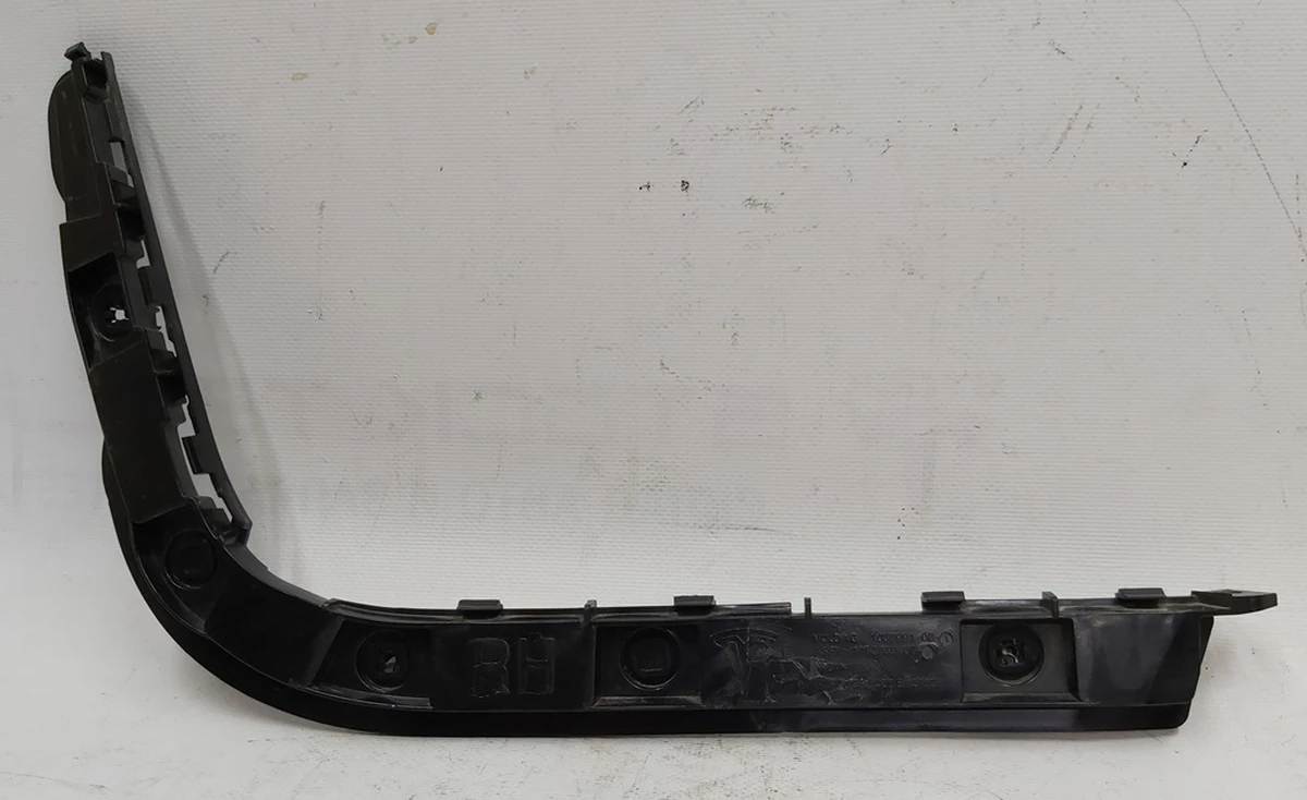 3 Кронштейн кріплення заднього бампера правий Tesla model 3 1083989-00-I