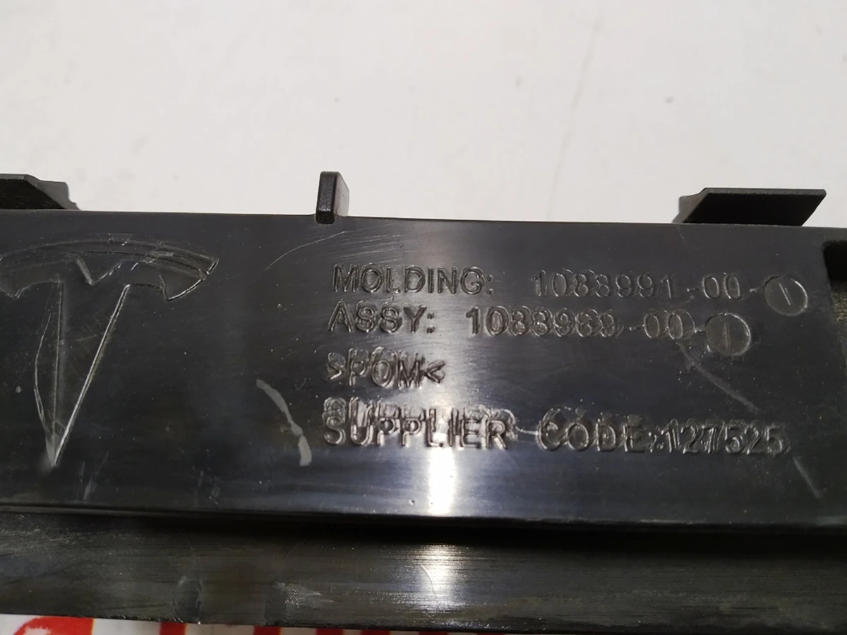 3 Rr Wing Bracket Assy RH with damage Tesla Model 3 1083989-00-I