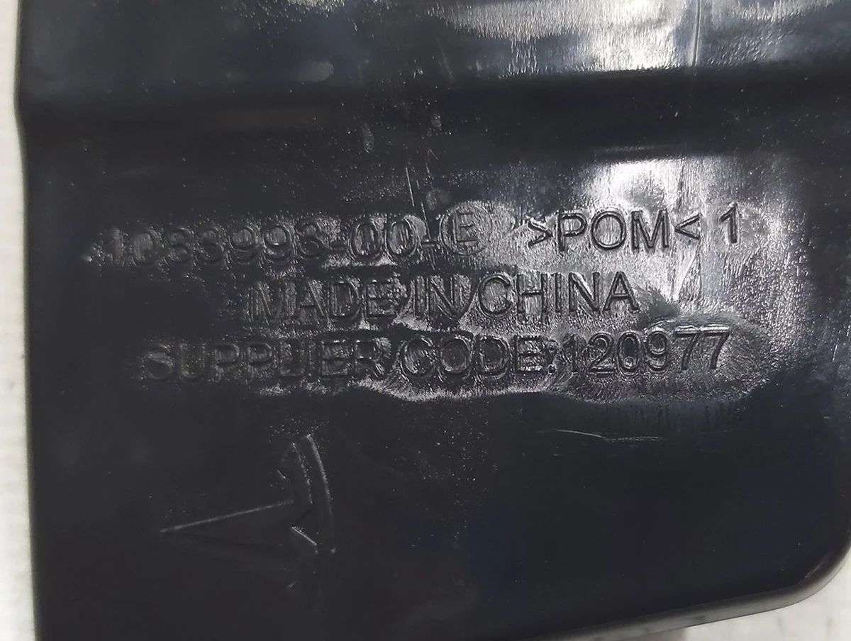 8 Кронштейн крепления фонаря заднего правого Tesla model 3 1083993-00-D