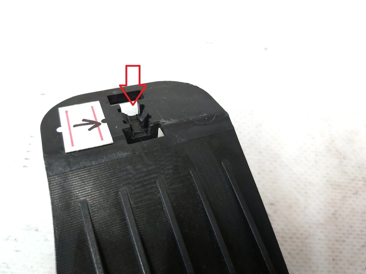 10 Кронштейн заднього бампера центральний Tesla model 3 1121191-00-E