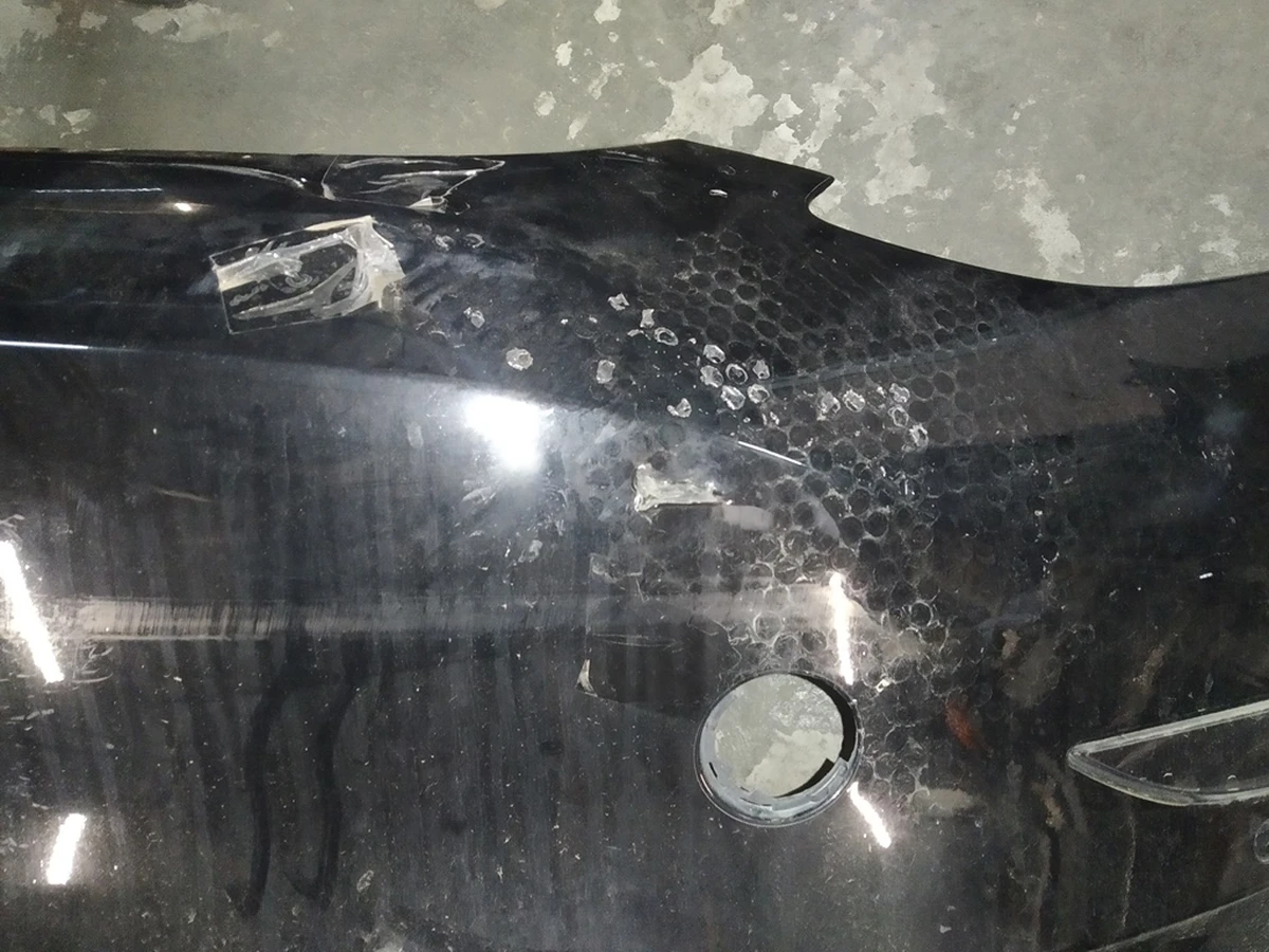 1 Бампер передній SOLID BLACK (PBSB) з кронштейнами парктроніків ( пошкодження) Tesla model 3 1084168-S1-Z.