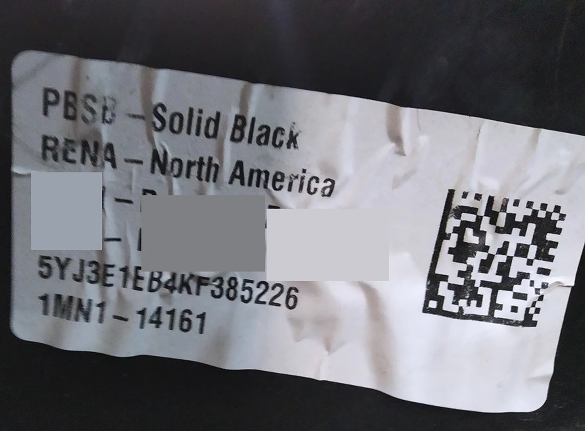 1 Бампер передній SOLID BLACK (PBSB) з кронштейнами парктроніків ( пошкодження) Tesla model 3 1084168-S1-Z.