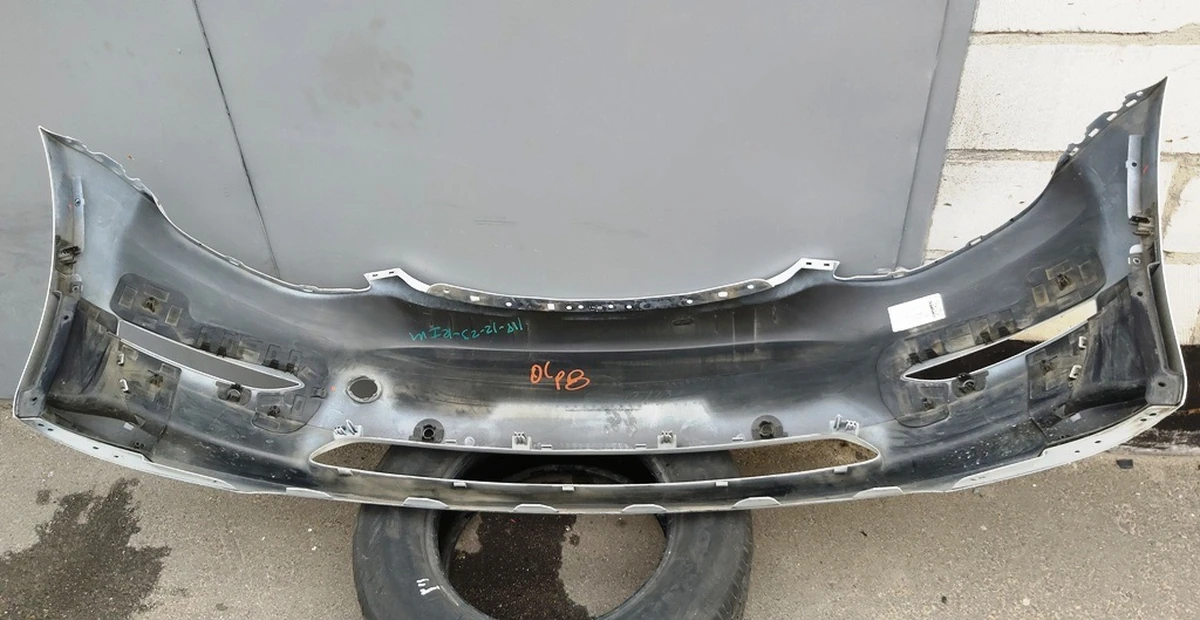 1 Бампер передній PEARL WHITE MULTI-COAT-PPSW в зборі з кронш. креп. парктроников, противотум. фар і підкрилки (з пошкодженим.) Tesla model 3 1084168-S3-E