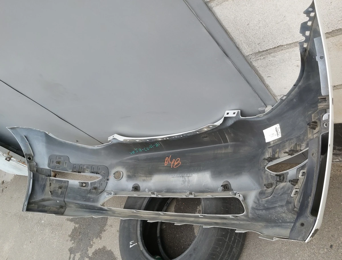 1 Бампер передній PEARL WHITE MULTI-COAT-PPSW в зборі з кронш. креп. парктроников, противотум. фар і підкрилки (з пошкодженим.) Tesla model 3 1084168-S3-E