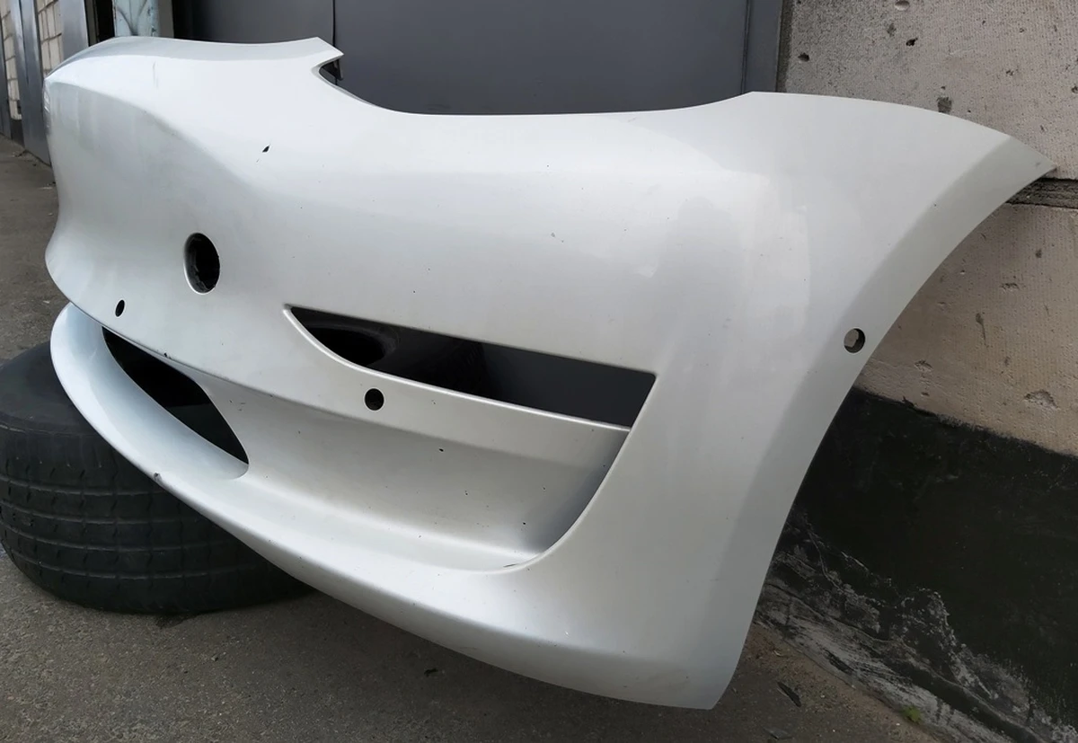 1 Бампер передній PEARL WHITE MULTI-COAT-PPSW в зборі з кронш. креп. парктроников, противотум. фар і підкрилки (з пошкодженим.) Tesla model 3 1084168-S3-E